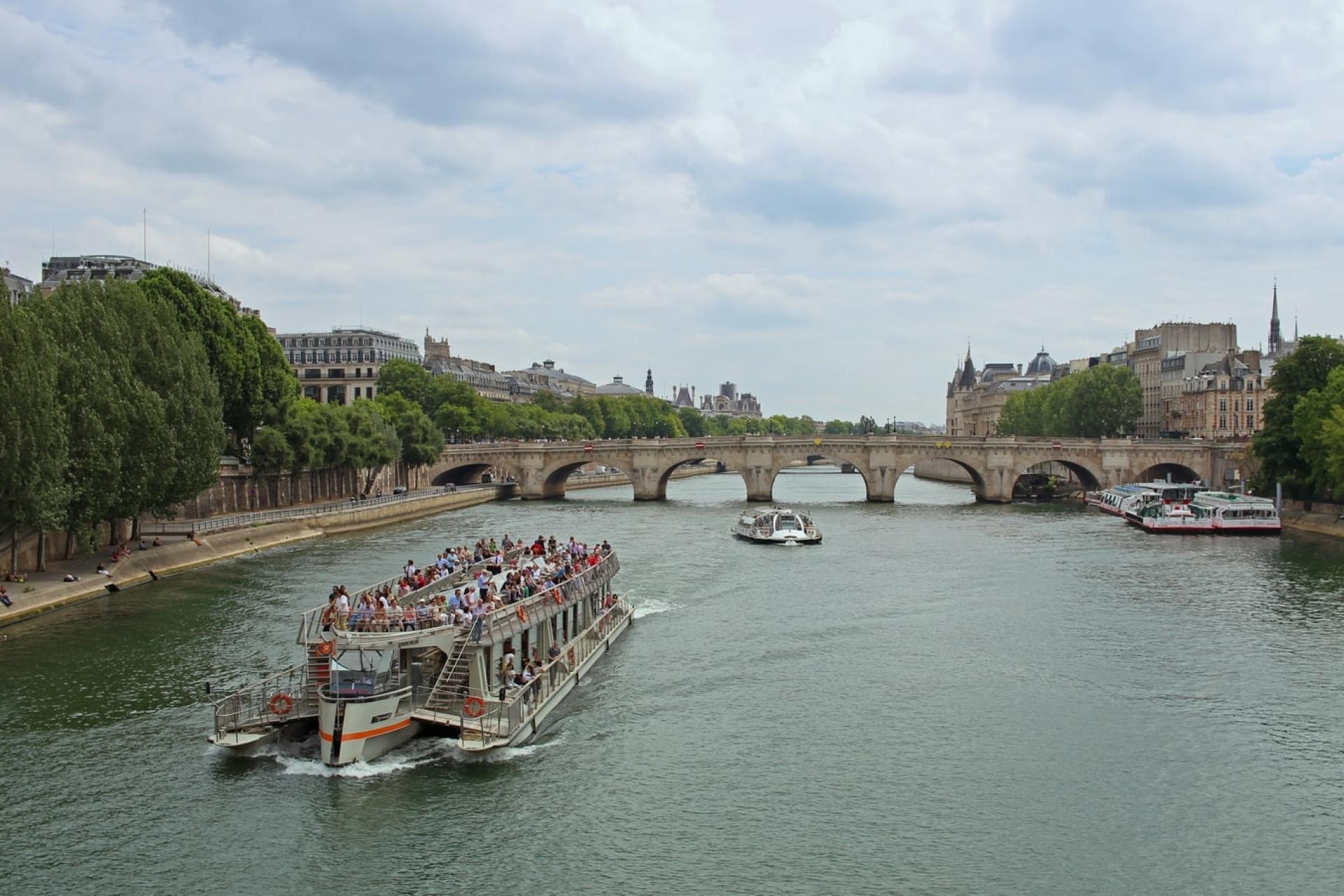 Take a good look at Paris during a cruise on the Seine