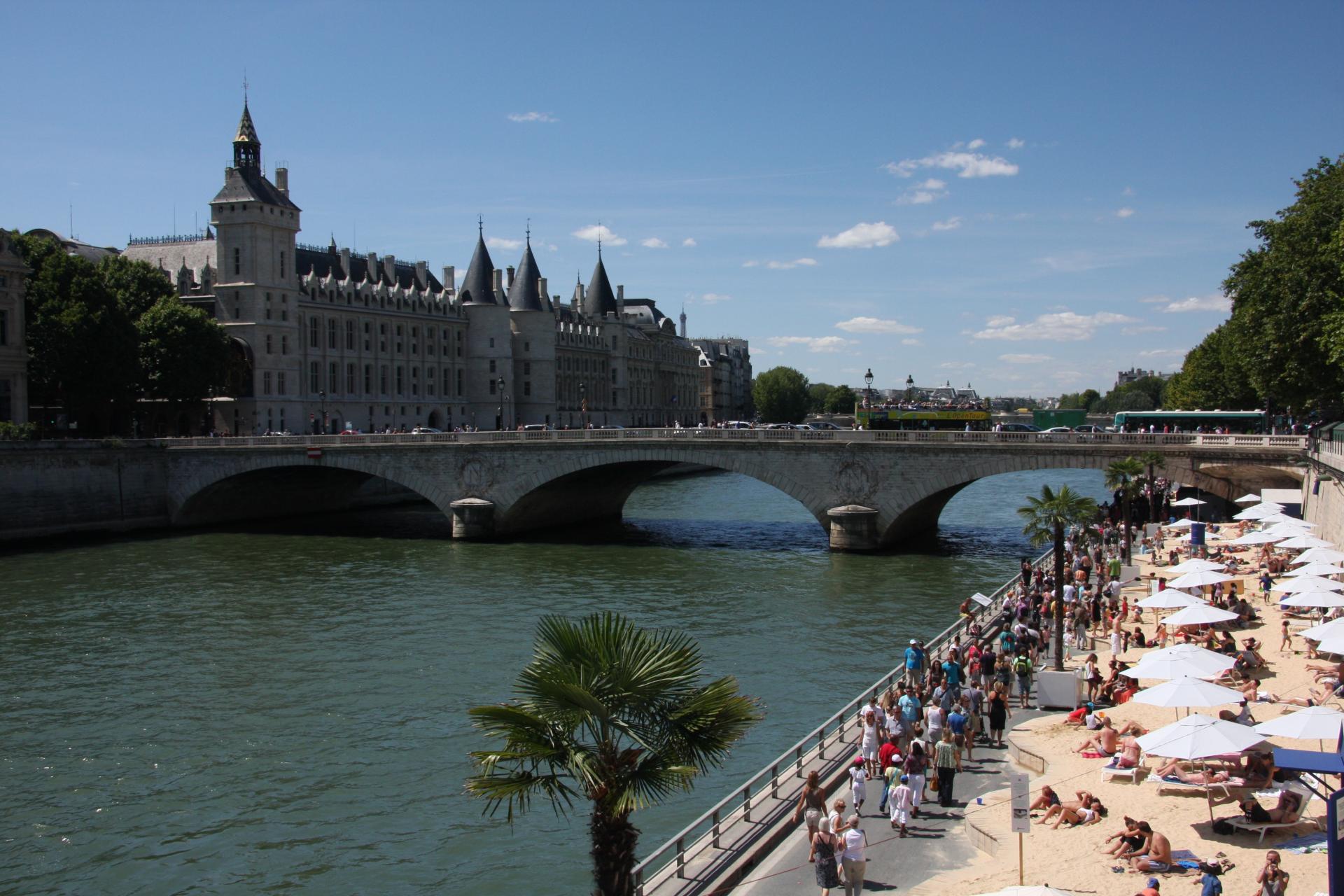 The sun shines on Paris Plages